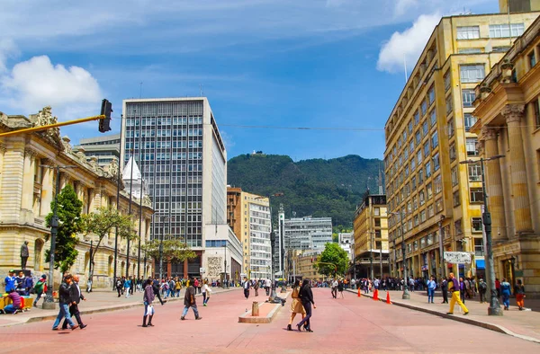 BOGOTA, COLOMBIA - 11 DE OCTUBRE DE 2017: Personas no identificadas caminando por las calles de la avenida Jiménez en Bogotá —  Fotos de Stock