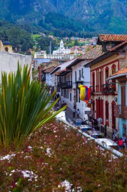 Bogota, Kolombiya 22 Ekim 2017: şehir Bogota, Kolombiya güzel la Candelaria tarihi mahallede yürüyüş tanımlanamayan kişi