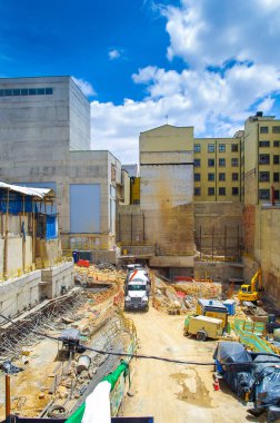 Bogota, Kolombiya 22 Ekim 2017: şehir Bogota, Kolombiya Candelaria tarihi alanındaki ağır makine ile bir inşaat alanında çalışan kimliği belirsiz kişilerin