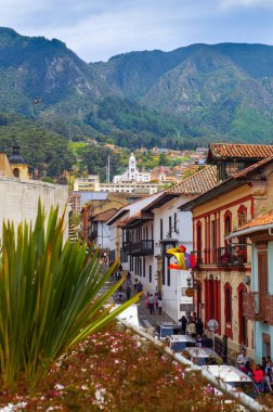 Bogota, Kolombiya 22 Ekim 2017: şehir Bogota, Kolombiya güzel la Candelaria tarihi mahallede yürüyüş tanımlanamayan kişi