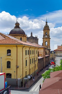 Bogota, Kolombiya 22 Ekim 2017: şehir Bogota, Kolombiya güzel la Candelaria tarihi mahallede yürüyüş tanımlanamayan kişi