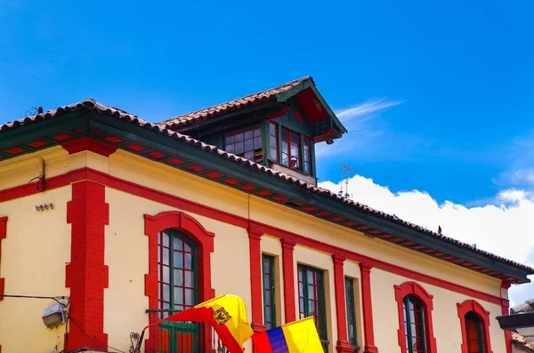 Buiten uitzicht van kleurrijke gebouwen van La Candelaria, historische wijk in het centrum van Bogota, Colombia — Stockfoto