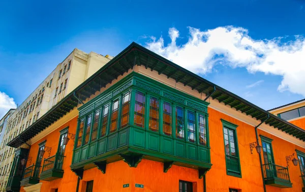 BOGOTA, COLOMBIA 22 DE OCTUBRE DE 2017: Hermosa vista al aire libre de coloridos edificios de La Candelaria, barrio histórico en el centro de Bogotá, Colombia —  Fotos de Stock