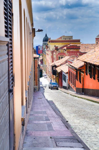 BOGOTA, COLOMBIA 22 OTTOBRE 2017: Splendida vista esterna sulle strade di La Candelaria dowtown a Bogotà — Foto Stock