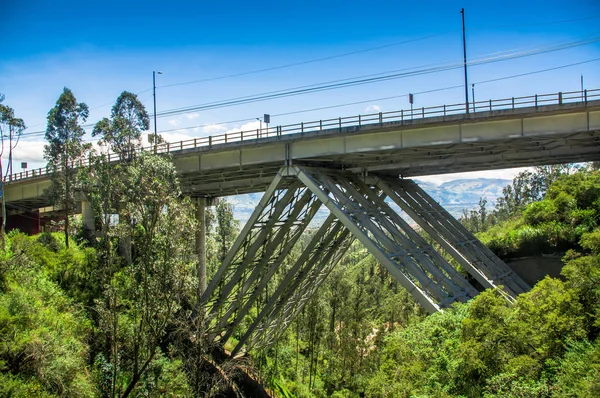 Buiten beeld van metalen enorme structuur brug, voor een bezoek aan de gemeentelijke stortplaats in een mooie dag in de stad van Quito, Ecuador — Stockfoto