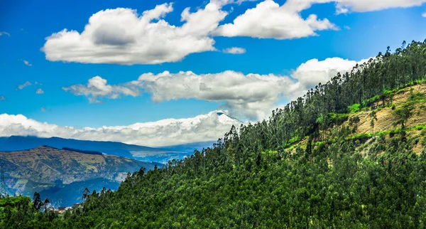 Bela vista ao ar livre de montanhas e majestoso vulcão Cotopaxi na horizontal em um lindo céu azul na cidade de Quito, Equador — Fotografia de Stock