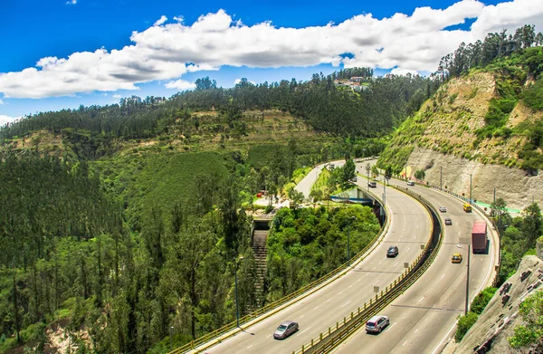 Εναέρια άποψη του δρόμου στα βουνά για να επισκεφτείτε την Δημοτική χωματερή σε μια όμορφη μέρα, της πόλης του Κίτο, Εκουαδόρ — Φωτογραφία Αρχείου