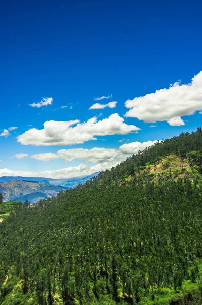 Hermosa vista al aire libre de las montañas en un hermoso cielo azul en la ciudad de Quito, Ecuador —  Fotos de Stock