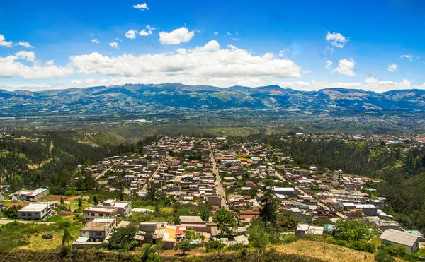 Hermoso paisaje de la ciudad circundante de montañas, para visitar vertedero municipal en un hermoso día, en la ciudad de Quito, Ecuador —  Fotos de Stock
