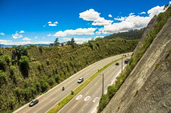 Widok z lotu ptaka z autostrady w górach do odwiedzenia gminy zrzutu w mieście Quito, Ekwador — Zdjęcie stockowe