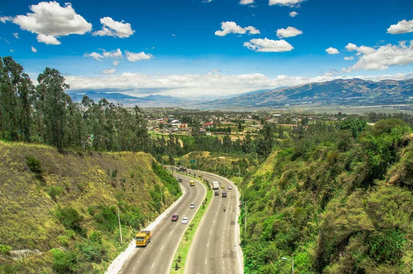 Vista aérea de carretera en las montañas para visitar el vertedero municipal en la ciudad de Quito, Ecuador — Foto de Stock