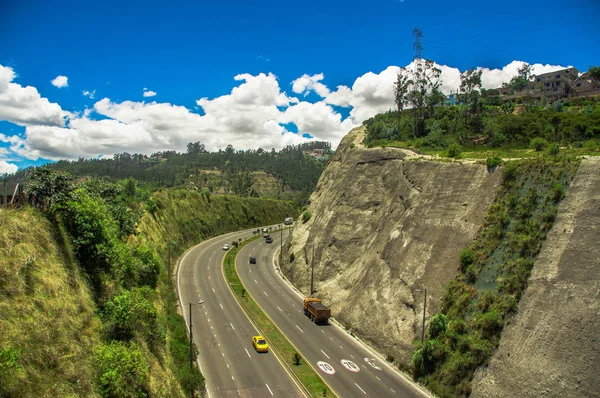 Вид с воздуха на дорогу в горах для посещения муниципальной свалки в городе Кито, Эквадор — стоковое фото