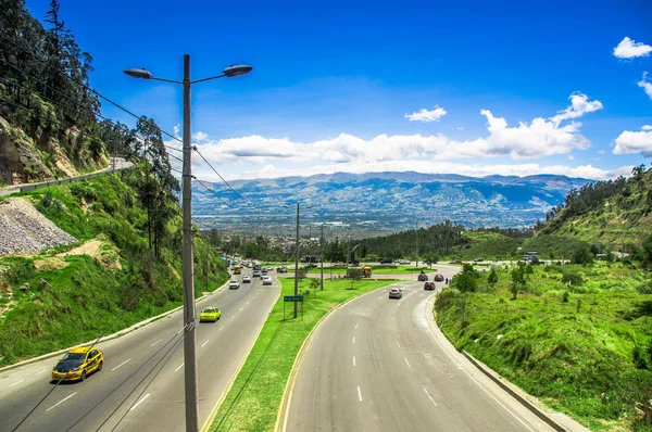 Quito, Ekwador - 23 listopada 2017: nad widokiem Simon Bolivar autostrady w górach do odwiedzenia gminy zrzutu w piękny dzień, w mieście Quito, Ekwador — Zdjęcie stockowe