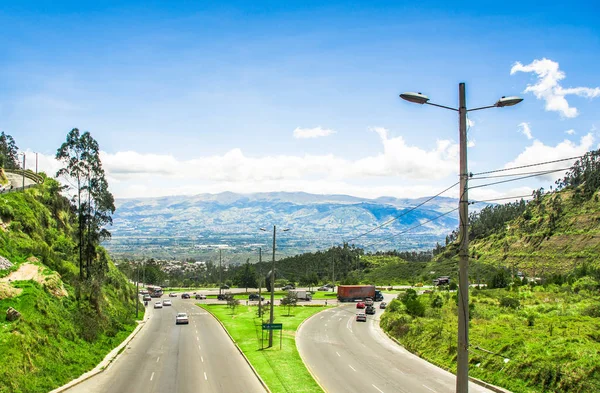 Кито, Эквадор - 23 ноября 2017: Над видом на шоссе Симона Боливара в горах, чтобы посетить муниципальную свалку в прекрасный день, в городе Кито, Эквадор — стоковое фото