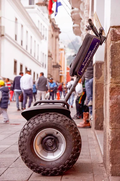 Quito, Ekvádor - 28 listopadu 2017: Soupravou pohled policemn segwey parket v sidelwalk v městě Quito, během město hlídka — Stock fotografie