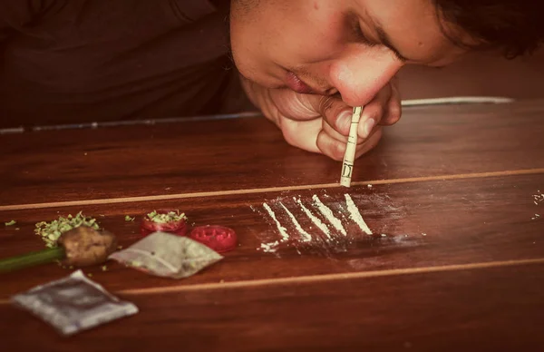 Kokain, ahşap masa üzerinde vitage efekti hazırlanan teneffüs edilmesi kaydırılan bir dolara kullanarak adam bağımlısı yakın çekim — Stok fotoğraf
