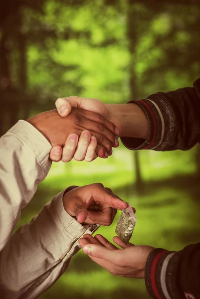 Nahaufnahme eines süchtigen Mannes und Dealers, süchtig mit Geld, das Dosis von Dealer mit Drogen kauft, im verschwommenen Hintergrund, Vintage-Effekt — Stockfoto