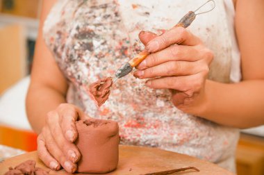 Kadın ustası el bir araç ile atölye ahşap masa üzerinde bir heykel üzerinde kapat