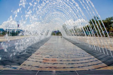 Quito, Ekvator - Kasım, 27, 2017: güzel açık manzarasına Amazonas avenue, mainstreet Quito şehir su eğlence yapısında ile yeni boulevar