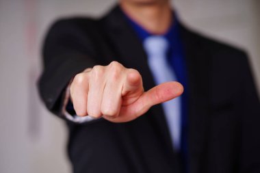 Onun önünde bir bulanık arka planda gösteren açık bir el ile bir takım elbise giymiş adam yakın çekim