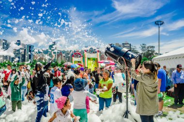 Quito, Ekvator - Kasım, 28, 2017: köpük Makinası ve zevk ve Quito Festivali'nde bir köpük partide dans kimliği belirsiz kişi kadın ile açık görünümü