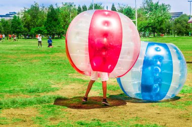 Quito, Ekvator - 28 Kasım 2017: süre futbol oynayan genç insanlar olduğunu dev şişme kırmızı ve mavi top Carolina Park içinde bir festival sırasında