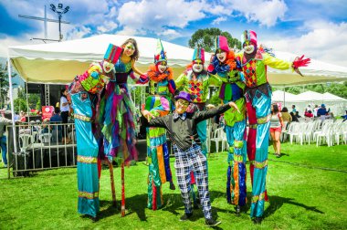 Quito, Ekvator - Kasım, 28, 2017: palyaço kostüm giyen ve Quito Festivali'nde bir köpük partide dans eğlenceli sahip kimliği belirsiz kişi kapat