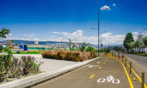 QUITO, ECUADOR- 27 DE NOVIEMBRE DE 2017: Hermosa vista al aire libre de la bicis en el nuevo bulevar en la calle principal en la avenida Amazonas, en la ciudad de Quito — Foto de Stock
