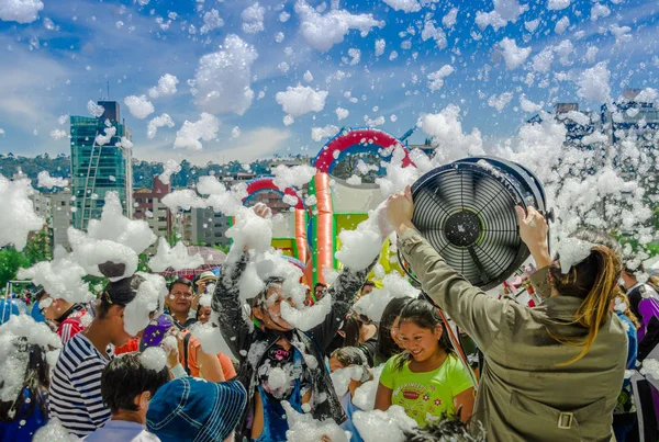 基多, 厄瓜多尔-11月, 28, 2017: 户外的妇女拍摄泡沫与机器和身份不明的人享受和跳舞在一个泡沫党在基多节 — 图库照片