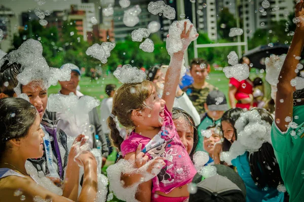 QUITO, ECUADOR- NOVEMBRE, 28, 2017: Primo piano dei bambini che si godono la festa in schiuma al festival di Quito in una giornata di sole — Foto Stock