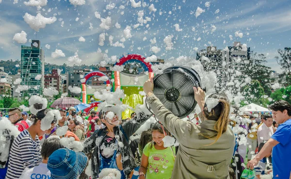 QUITO, ECUADOR-NOVEMBRE, 28, 2017: Bella e divertente veduta della donna con la macchina della schiuma e il gruppo di bambini che si godono una festa in schiuma al festival di Quito — Foto Stock