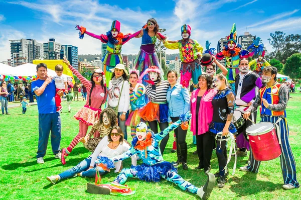 QUITO, ÉQUATEUR - 28 NOVEMBRE 2017 : Gros plan d'un groupe de personnes portant un costume lors d'une soirée mousse au festival Quito — Photo