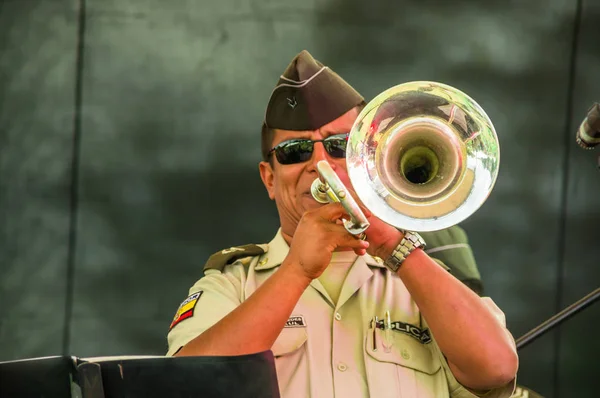 Кіто, Еквадор - 28 листопада 2017: Крупним планом у непізнаний чоловік музикант, виконуючи поміст, використовуючи його труба в Кароліни парку у Кіто — стокове фото