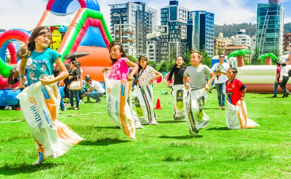 QUITO, ECUADOR-NOVEMBRE, 28, 2017: Veduta esterna di molti bambini che giocano all'interno dei sacchi durante una festa della schiuma in un parco della carolina in una giornata di sole — Foto Stock