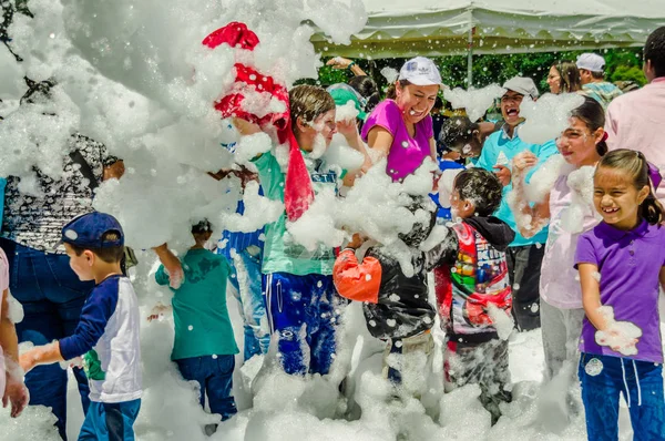 QUITO, ECUADOR - 28 DE NOVIEMBRE DE 2017: Grupo de niños divirtiéndose y bailando en una fiesta de espuma en el festival de Quito — Foto de Stock