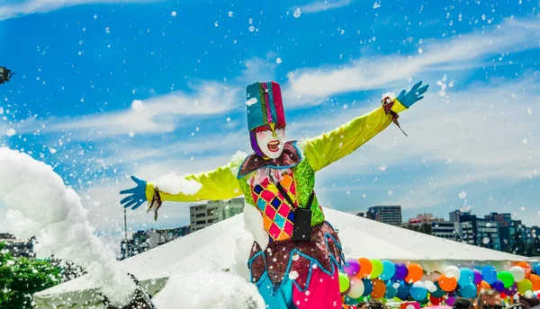 QUITO, ECUADOR- NOVEMBRE, 28, 2017: Primo piano di una persona non identificata che indossa un costume da clown che circonda un gruppo di bambini che si divertono e ballano a una festa in schiuma al festival di Quito — Foto Stock