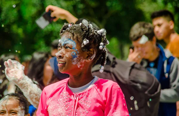 QUITO, ECUADOR-NOVEMBRE, 28, 2017: Primo piano di allegra bambina che si diverte e balla ad una festa in schiuma al festival di Quito — Foto Stock