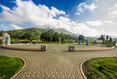 Açık mavi gökyüzü ve bazı bulutlar, bir ormanla ile güzel bir gün sarhoş park yerinde görünümünü