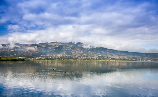 Bela vista do vulcão Imbabura e do lago San Pablo no meio do vale da província de mesmo nome — Fotografia de Stock