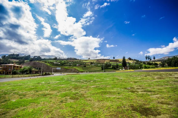 Außenansicht einer ländlichen Straße am Stadtrand von Otavalo, in einem schönen blauen Himmel mit etwas grünem Gras — Stockfoto