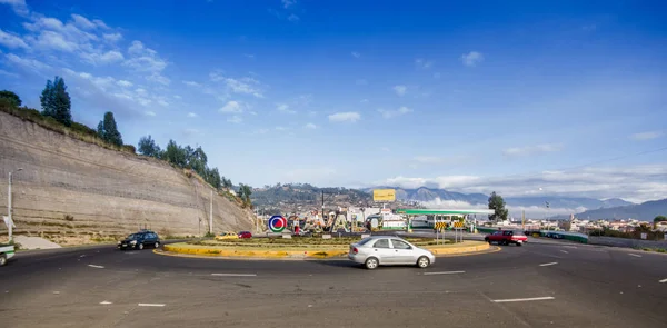 OTAVALO, ECUADOR, SETTEMBRE 03, 2017: Veduta di alcune auto che viaggiano intorno all'arena in una bella giornata, in una strada rurale alla periferia di Otavalo — Foto Stock