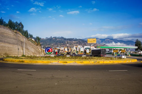 OTAVALO, ECUADOR, SETTEMBRE 03, 2017: Veduta di alcune auto che viaggiano intorno all'arena in una bella giornata, in una strada rurale alla periferia di Otavalo — Foto Stock