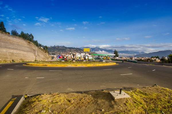 OTAVALO, ECUADOR, SETTEMBRE 03, 2017: Veduta di alcune auto che viaggiano intorno all'arena in una bella giornata, in una strada rurale alla periferia di Otavalo — Foto Stock