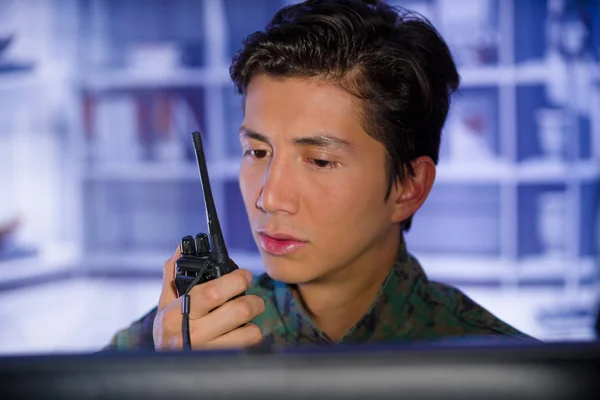 自分のコンピューターを見て、アドバイスを与えるためのラジオを使用して軍の統一、軍事無人機オペレーターを身に着けている若い兵士の肖像画 — ストック写真
