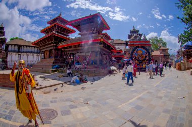 Katmandu, Nepal 15 Ekim 2017: beautidul güneşli bir gün Katmandu, Nepal eski hindu tapınakları yakınındaki bir Durbar Meydanı'nda yürüyüş kimliği belirsiz kişi ve sadhu budhist