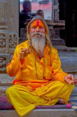 Katmandu, Nepal 15 Ekim 2017: Shaiva sadhu beyaz sakallı, Nepal boyalı yüzü ile Pashupatinath Tapınağı kutsal adam, kapat