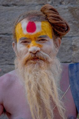 Katmandu, Nepal 15 Ekim 2017: Shaiva portre sadhu beyaz sakallı, Nepal boyalı yüzü ile Pashupatinath Tapınağı kutsal adam
