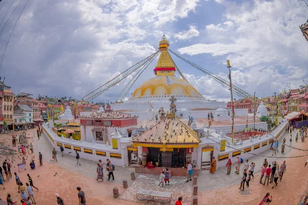 KATHMANDU, NEPAL OUTUBRO 15, 2017: Uma vista frontal do edifício Boudhanath Stupa ao ar livre, com alguns edifícios na horizontal em Kathmandu, Nepal — Fotografia de Stock