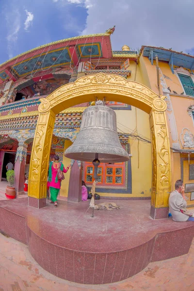 KATHMANDU, NEPAL OUTUBRO 15, 2017: Feche o sino enorme sob uma estrutura de ouro apedrejada em Kathmandu Boudhanath Stupa, na cidade de Boudha, Nepal — Fotografia de Stock