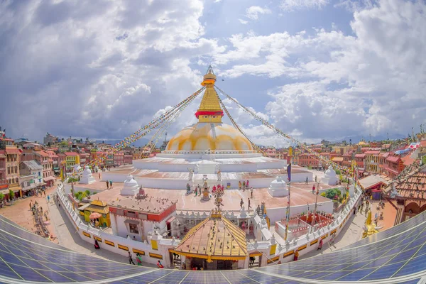 KATHMANDU, NEPAL OUTUBRO 15, 2017: Uma vista frontal do edifício Boudhanath Stupa ao ar livre, com alguns edifícios na horizontal em Kathmandu, Nepal — Fotografia de Stock